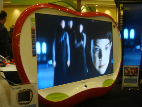 　台湾のHannspreeは、キュートな形のテレビを展示。こちらはリンゴ型。