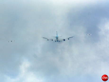 　離陸後、雲の中に消えていった747-8F。初飛行は約4時間予定されていた。