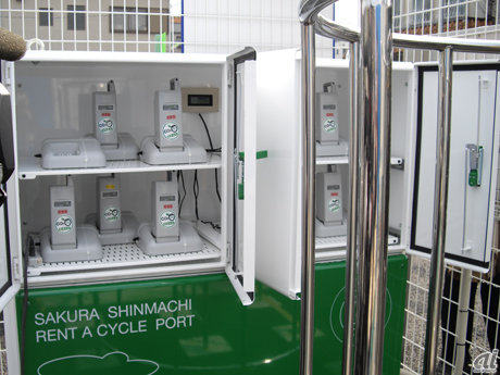 　リチウムイオン蓄電システム（下）と電動ハイブリッド自転車充電ボックス（上）。