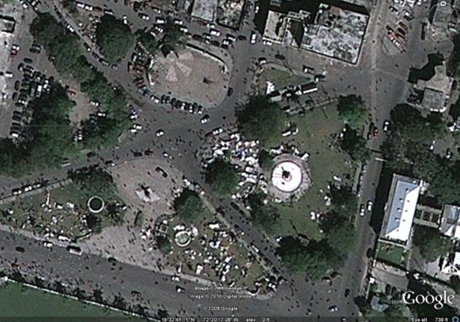 　大統領官邸前のChamps de Mars広場は通常であれば平穏な場所であるが、ポルトープランスのそのほかの公共の場と同様、地震災害の避難場所となっている。