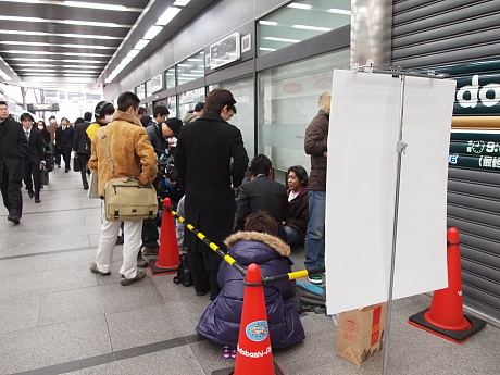 　午前8時すぎには、すでに列ができていた。ここに並んでいたのは、事前に予約をしていた人のみだ。午前10時の時点では、ヨドバシカメラ マルチメディアAkibaで当日販売も受け付けていた。