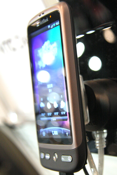 　HTC Desireの右サイド。サイズは高さ119mm×幅60mm×厚さ11.9mm、重さは135gだ。
