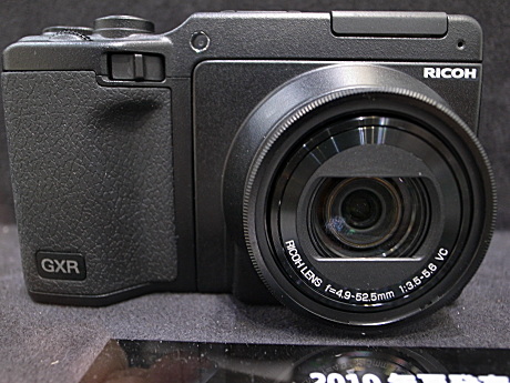 　「RICOH LENS P10 28-300mm F3.5-5.6VC*」（仮称）装着GXR。VCはリコー独自のブレ補正機能を装着したユニットであることを表す記号。2010年夏に発売予定のカメラユニット。