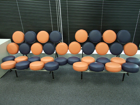 　このフロアの一角には以前のコーポレートカラー（ブルーとオレンジ）でデザインされたソファーがありました。