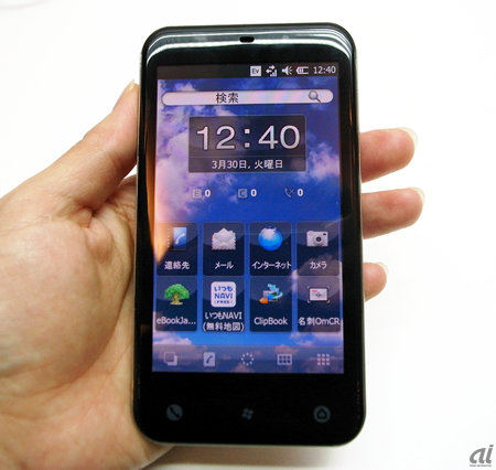 　IS02は日本で初めて「Windows Mobile 6.5.3」を搭載。4.1インチWVGA有機ELディスプレイに静電方式のタッチパネルを搭載している。