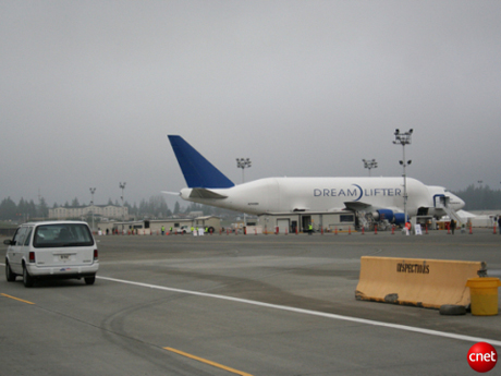 　ペインフィールド空港に駐機してあるDreamlifter。787 Dreamlinerの機体を運ぶのに使われている。