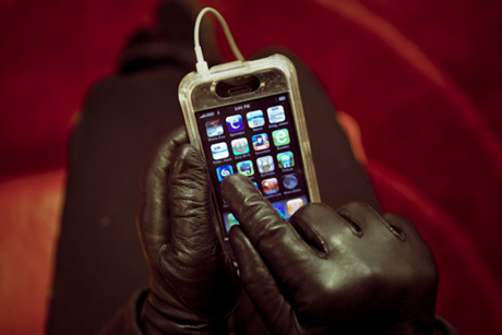 　手袋を着けてのタッチスクリーン操作で不自由さを感じることはないだろうか？TouchTec技術を採用した手袋「iTouch Gloves」ならば、着用したままでiPhoneの操作が可能だ。