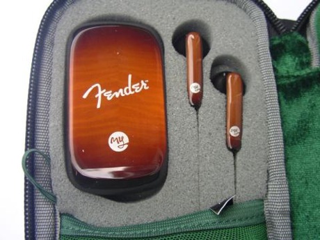 　Fender Limited Editionのパッケージ内は、すべてサンバーストを基調としている。