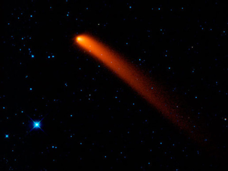 　米航空宇宙局（NASA）のWide-field Infrared Survey Explorer（WISE）は米国時間1月14日、赤外線を用いた全天の走査を始めた。それ以来、25万枚以上の原画像が地球に送信されている。このたびNASAは、「か細い彗星、爆発する星形成雲、雄大なアンドロメダ銀河、はるかかなたの数百の銀河の集団」を含む6枚のサンプル画像を公開した。

　NASAによると、このミッションの目的の1つは数十の新しい彗星の位置を特定することであり、これには「太陽の周りを回る地球の進路にある程度近づく軌道に乗っているものも含む」という。またWISE望遠鏡で、小惑星や、褐色矮星という低温の星を特定することが期待されている。

　この望遠鏡は、装置を冷やすのに必要な極低温の冷却剤が2010年10月に尽きるまでに、合計で全天を1回と半分走査し終えるとみられている。

　WISEが撮影したこの写真では、サイディングスプリングという彗星が空を横切っているように見える。サイディングスプリングはC/2007 Q3とも呼ばれ、2007年にオーストラリア人によって発見された。

　NASAによると、サイディングスプリング彗星は、太陽系の外側にある球状の彗星の集まり、いわゆるオールト雲で数十億年を過ごしたのち、2009年10月7日に地球を通過した際、地球から1.2天文単位の距離まで接近したという。この彗星は結局、オールト雲の外に向かって向きを変えた。