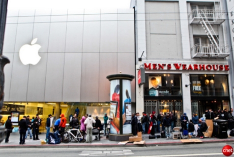 　Appleの第4世代スマートフォン「iPhone 4」が米国時間6月24日、米国でも消費者向けに正式発売された。米CNETは、Apple直営店など現地の活況を取材した。ここではその様子を写真で紹介する。

　こちらは、サンフランシスコ繁華街にあるApple直営店の24日早朝の状況。行列が数ブロックまで続いていた。