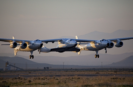 　Virgin Galacticの「VSS Enterprise」は米国時間3月22日午前7時5分、初の「キャプティブキャリー」テスト飛行のため、カリフォルニア州モハーヴェのモハーヴェ空港＆宇宙港（Mojave Airport & Spaceport）を離陸し、乗客を乗せた商用宇宙飛行にまた一歩近づいた。

　2009年12月7日に披露された同宇宙船は、母船である「VMS Eve」輸送機に取り付けられたまま飛行した。

　商用宇宙飛行が開始されれば、この母船は高度5万フィート（約15.24km）まで航行し、そこでハイブリッドロケットエンジンを動力とするVSS Enterpriseを切り離し、乗客を準軌道宇宙飛行へ送り出す。
