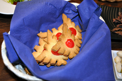 　「ロトの紋章クッキー」。赤い部分はイチゴジャム。