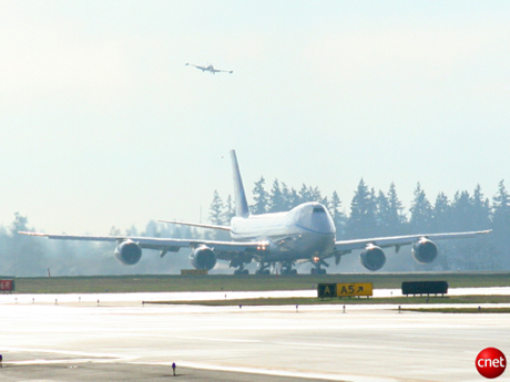 　747-8Fの初飛行は、低くたれこめた雲のためおよそ3時間遅れた。
