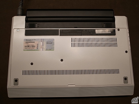 　ThinkPad X100eの背面。アークティック・ホワイトは、背面もキレイにカラーが揃っている。ただし、バッテリはやはり黒のまま。