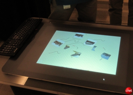 　TechFestで人気のブースの1つは、Microsoftの「Surface」を使用して、ペンとタッチを組み合わせる方法を披露した。デモでは、ペンを直定規や模型用ナイフ、ペイントブラシなどとして使い、写真を操作する様子を示した。