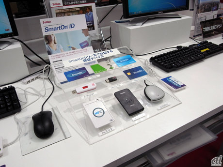 　ソリトンシステムズは、同社の売れ筋製品というネットワーク認証型のPCセキュリティシステム「SmartOn ID」を紹介した。FeliCaやMIFAREチップ搭載のICカード、FeliCaチップ搭載の携帯電話、認証トークン「iKey1000」に対応している。