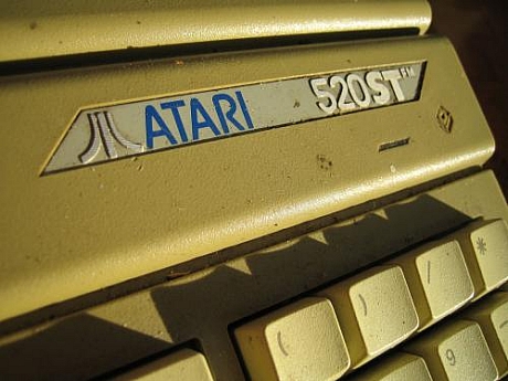 　「Atari 520STFM」のロゴ