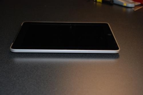 　iPad Wi-Fi + 3GモデルのSIMカードトレイはデバイスの左側面にある。