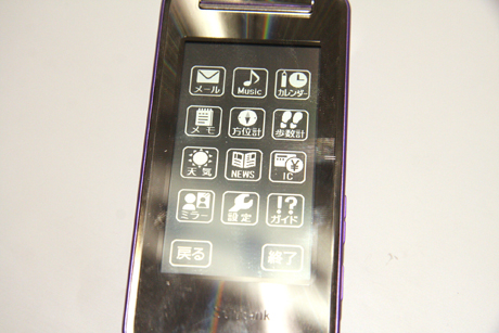 　誤操作防止のために通常はタッチ操作がOFFにされているが、本体右側面のボタンを押すとタッチパネルが起動。メインディスプレイと同様にメニュー画面が表示でき、主な操作はタッチのみで行える。
