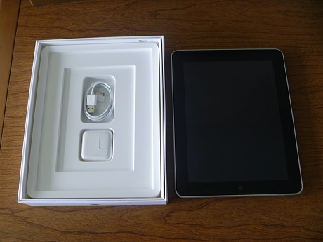 　iPadを取り出した状態。USBケーブルはiPhoneと同じ。ACアダプタは米国仕様だが、日本でも使えそうだ。