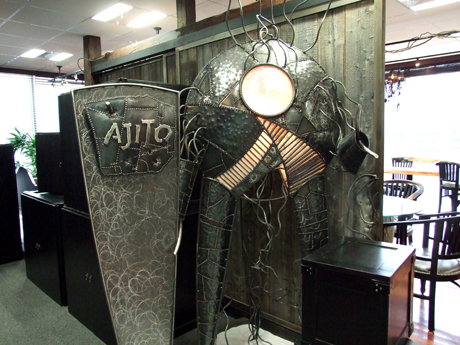 　エントランスでは、海賊船をイメージした社内バー「AJITO」が目に飛び込んできます。AJITOは、“自由・挑戦”のシンボルとして2007年に作られました。