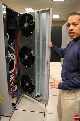 　2004年に配備されたColumbiaスーパーコンピュータは、世界で初めて冷却ドアを採用した。青いパイプで冷水を取り込んでラックを冷やし、温められた水は赤いパイプから排出される。部門チーフのRupak Biswas氏によれば、このタイプのドアは現在、スーパーコンピュータのラックでは業界標準になっているという。