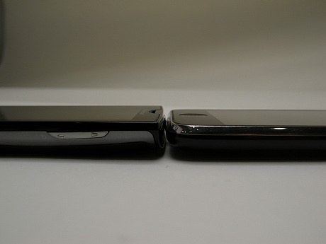 　iPhoneと比較してみた。左がXperia（13mm）、右がiPhone（12.3mm）。iPhoneよりも若干厚めだ。