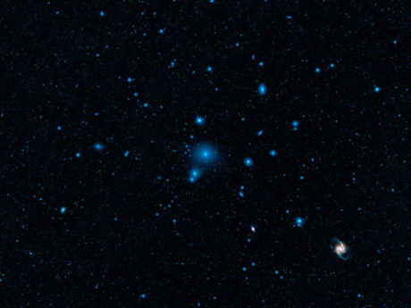 　この写真は、ろ座銀河団と呼ばれる高密度の銀河団だ。地球から6000万光年離れているが、それでも地球に近い銀河団の1つだ。