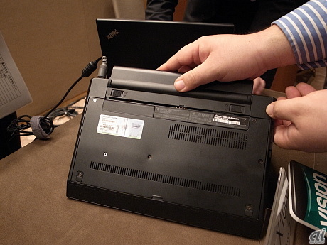 　ThinkPad X100eは、6セルバッテリを搭載。バッテリ駆動時間は、約5時間。