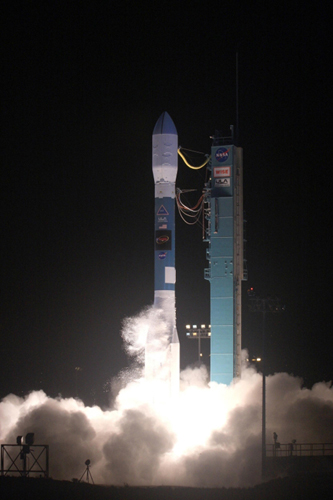 　WISEは12月14日太平洋標準時午前6時9分にバンデンバーグ空軍基地から打ち上げられた。この写真のDelta IIロケットがWISEを高度326マイル（約525km）の極軌道まで運んだ。