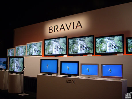 　ソニーは、液晶テレビ「BRAVIA」シリーズにLEDバックライトを採用したEX700シリーズを含む、3シリーズ8機種を発表した。「省エネ」と「ネット動画視聴」という2つのニーズを満たした新機能と性能を写真で紹介する。
