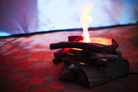 　Campfire Oneは、野外で元々開催される予定で、開発者が星空の下でキャンプファイアーを囲むという形式で考えられていた。しかし、今回は悪天候のため、イベントは屋内で人工のキャンプファイアーを使うように変更された。