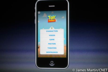 　Jobs氏、iAdをデモ。新聞を読むためのアプリを使う。「Toy Story 3」の広告をクリックすると、全画面で表示される。

　「すべてHTML 5で出来ている」（Jobs氏）