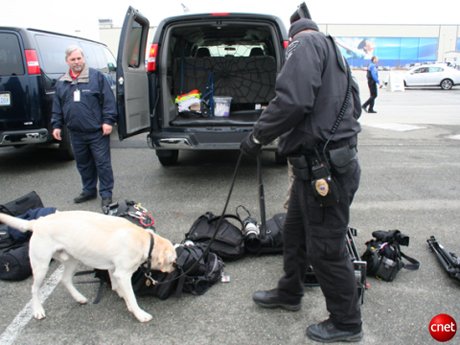 　報道陣は、荷物に爆薬物がないかのチェックを受ける必要があった。