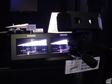 　会場入り口付近には、ビデオカメラ「HANDYCAM」を2台並べて紙飛行機を撮影し、専用の装置を通して見ることで3D映像として見られる機材を展示。3D映像の原理を説明していた。