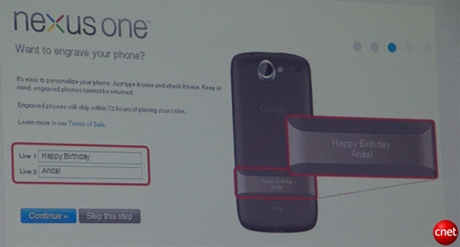 　Nexus Oneの背面にはGoogleのブランドロゴが目立っている。下部にはHTCのブランドロゴもある。金属部には任意のメッセージを刻印できる。