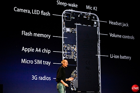 　Jobs氏は、新デバイスの内部を示し、iPhone 4の内部は隙間なく部品が詰め込まれていると述べる。同氏は、micro SIMが使われていることを述べたが、その理由としてはこちらの方が小型であり、スペースが必要だったことを挙げる。