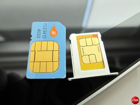 　名前が示す通り、iPad 3Gで使われているmicro-SIMカード（右）は、通常のSIMカード（左）に比べて小さい。