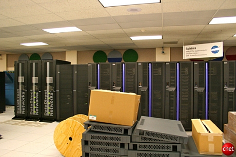 　この「Schirra」も、現在もNASAの施設で運用されているスーパーコンピュータだ。Schirraは「Mercury 7号」の宇宙飛行士Wally Schirra氏にちなんで名付けられた。NASA高度スーパーコンピューティング部門のチーフRupak Biswas氏によると、Schirraコンピュータは「IBM System p575+」を基盤としており、合計640のコアがあるという。Schirraはメインのスーパーコンピュータになる可能性があると評価されていたが、SGIの機器のために候補からはずされた。それでも、NASAはSchirraを購入し、継続的に運用している。