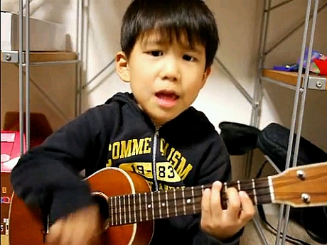 米国の歌手、Jason Mrazの名曲を弾き語る5歳児の動画。1週間で約400万回の再生回数を記録した。現在、再生回数は1700万回を超え、6万件近いコメントが寄せられている。2009年、最も視聴回数が多かった日本発の動画だという。