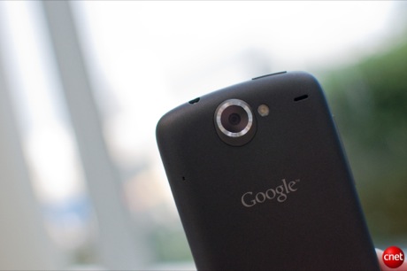 　Nexus Oneは、オートフォーカスおよびLEDフラッシュ付きの5メガピクセルカメラを搭載している。他のAndroid携帯電話同様、静止画だけでなくビデオの撮影が可能。