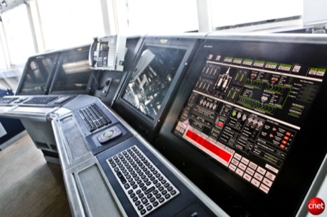 　ブリッジ上のコンピュータはエンジンルームの状況を監視し、浸水や火災の状態に関する報告を行うほか、船上の電力も常時分析する。