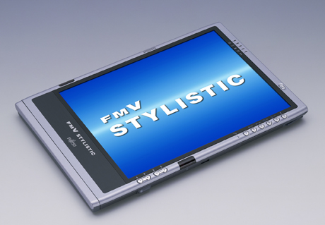 　こうしたAppleの動きとは別に、2002年6月に発表されたマイクロソフトのタブレットPC用OS「Windows XP Tablet PC Edition」を搭載したPCもいろいろ登場した。写真は、富士通が2002年に発売したタブレットPC「FMV-STYLISTIC TB80」で、「FMV-STYLISTIC」シリーズの初代となる機種。ペンタッチでの入力を採用しており、資料にメモを書き込んだり、撮影した画像を加工したりできた。大きさは高さ22.3mm×幅301.3mm×奥行き220mm、重さが約1.48kg。価格は当時29万6000円。現在は販売されていない。