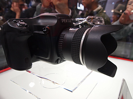 　有効画素約4000万を実現したレンズ交換式中判デジタル一眼レフカメラだ。5月中旬に発売する。市場想定価格は80万円代半ば。