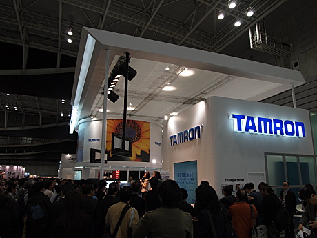 　タムロンブースでは、タムロンレンズの製品展示やカメラマンらによるステージイベントが行われていた。