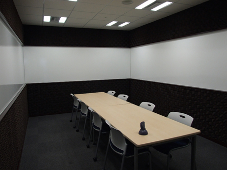 会議室「アフリカ」は、シンプルなデザインながら、3面ホワイトボードを完備しています。