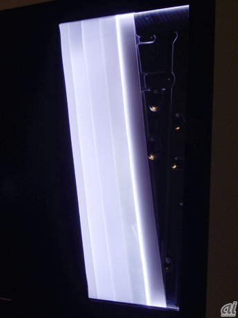 　エッジライトLEDの内部。高発光効率LEDモジュールを採用し、光の利用効率を高めた導光板、反射板、光学シートなどを用いることで、輝度を均一に保ちながら正面に光を照射させている。