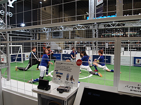 　FIFAワールドカップのオフィシャルパートナーであるソニーは、ブース内にミニサッカーコートを設置。コート内で行われるプレーを撮影できるようにしていた。