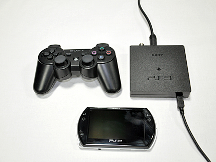 　大きさをPS3コントローラーや「PSP go」と比較。