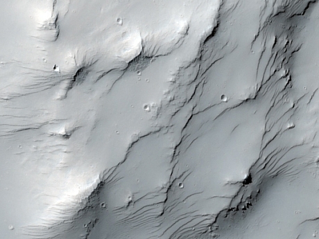 　この写真が提案されたのは、ゼフィリアトルス（Zephyria Tholus）と呼ばれる火星の丘は火山の噴火によってできたものだとする仮説を検証するためだ。残念ながら、NASAは、この写真では大量の埃によって、肝心の岩盤はほとんど見えないとしている。しかし、NASAは被写体に関する提案が何年もの研究の過程で立てられた仮説を検証するのに役立つ好例として、この写真を提示している。